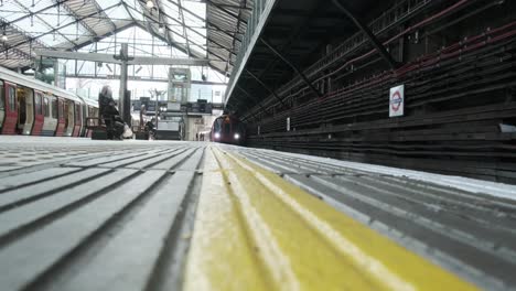 Gleis-Auf-Niedrigem-Niveau-Erschossen,-Londoner-Bezirkslinie,-Die-In-Den-Bahnhof-Earls-Court-In-London-Einfährt