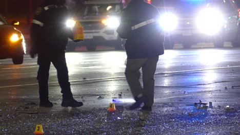Polizeibeamte-Untersuchen-Nachts-Den-Unfallort-Von-Fahrzeugen