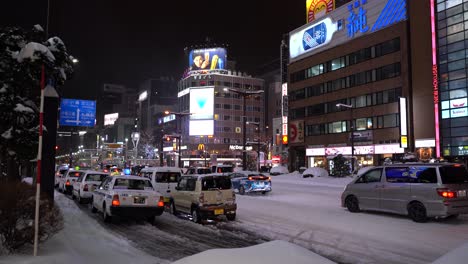 Atasco-De-Tráfico-En-Nevado-En-La-Ciudad-De-Hokkaido-Durante-El-Invierno-Con-Fuertes-Nevadas