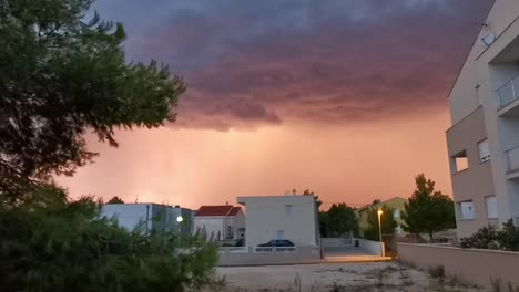 Bunte-Wolken-Eines-Sonnenuntergangssturms-Mit-Blitz-In-Einem-Städtischen-Gebiet-In-Kroatien
