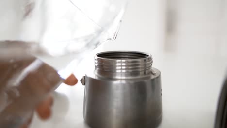 Zur-Getränkezubereitung-Wird-Frisches-Wasser-In-Eine-Silberne-Kaffeekanne-Gegossen