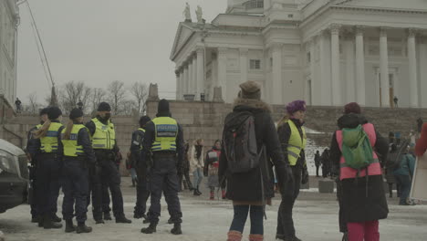 Eine-Gruppe-Von-Polizisten-Bewacht-Eine-Protestdemonstration