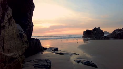 Sonnenuntergang-Am-Meer,-Niemand-Naturseelandschaft-Am-Tropischen-Felsenufer
