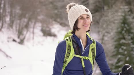 Sorglose-Junge-Frau,-Die-Im-Winter-Durch-Den-Verschneiten-Wald-Spaziert