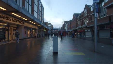 Käufer-In-Der-St.-Anns-Road-Während-Der-Sperrung-In-Harrow-Bei-Bewölktem-Himmel