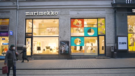 Slomo-of-people-walking-by-Marimekko-store-in-Helsinki,-corona-times