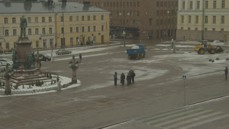 LKW-Und-Schneepflug-Planierraupe-Räumen-Den-Schnee-Rund-Um-Die-Statue-Von-Kaiser-Alexander-II.-Vor-Der-Kathedrale-Von-Helsinki,-Senatsplatz