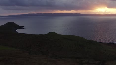 Luftdrohnen-Sonnenuntergangsverfolgung-über-Felder-Und-Klippen-In-Der-Nähe-Von-Uig-Skye-Schottland-Herbst