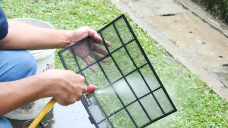 Yogyakarta,-Indonesien-–-24.-Februar-2021:-Reinigungsprozess-Der-Klimaanlage