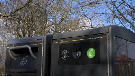Nahaufnahme-Von-Müll--Und-Recyclingbehältern-In-Einem-Park-Im-Freien-In-Schweden