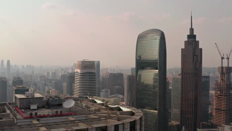 Filmischer-Blick-Auf-überlastete-Gebäude-In-Der-Innenstadt-Von-Guangzhou-Stadt-Am-Nachmittag-An-Einem-Hellen-Sonnigen-Tag