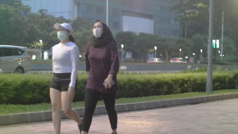 pedestrians-during-the-corona-virus-pandemic,-covid-19