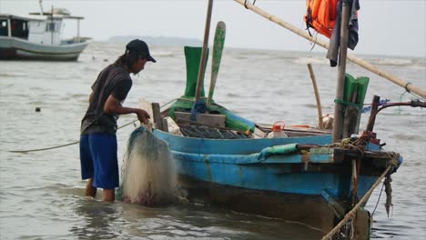 Un-Pescador-Que-Estará-Listo-Para-Pescar-En-El-Mar