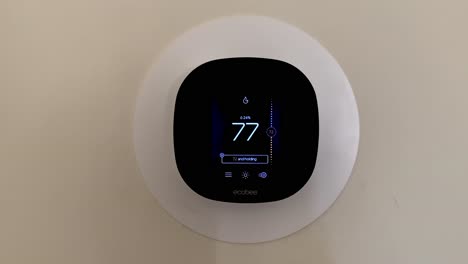 Ecobee-Smart-Thermostat-An-Der-Wand-Des-Hauses-Installiert