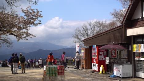 Schöne-Aussicht-Auf-Den-Berg-Takao-Mit-Vielen-Wanderern-An-Einem-Tag-Mit-Klarem-Blauen-Himmel