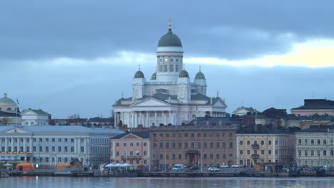 Cityscape-time-lapse-showing-Helsinki-cathedral-from-across-the-river,-cloudy-day