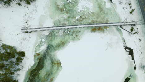 Eisiger-Fluss-Und-Verschneite-Berglandschaft-In-Norwegen---Luftaufnahme