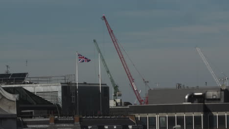 Blick-Von-Der-Dachterrasse-Auf-Die-Sich-Bewegenden-Baukräne-Und-Den-Union-Jack-Am-Fahnenmast-In-London
