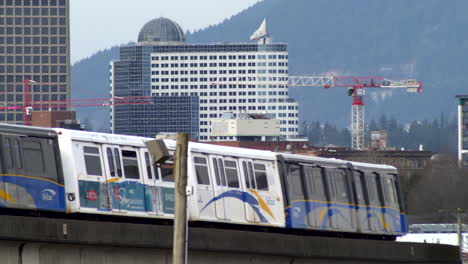 Städtische-Szene-Mit-Vorbeifahrendem-Skytrain.-Vancouver.-Statisch