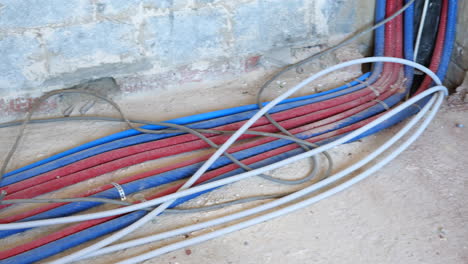 Sitio-De-Construcción-De-La-Casa,-Cables-Que-Atraviesan-El-Piso-De-Renovación
