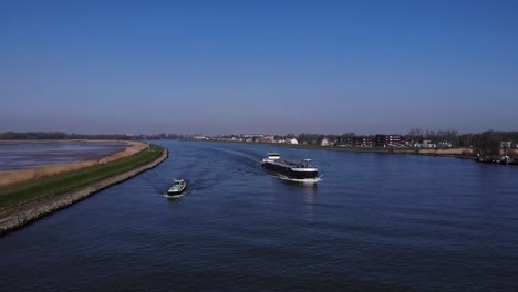 Binnentanker-Und-Ein-Boot-Auf-Dem-Fluss-Noord-Vor-Blauem-Himmel-In-Den-Niederlanden