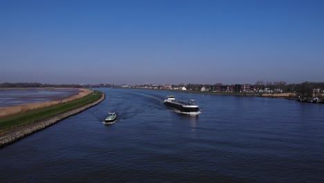 Petrolero-Interior-Y-Un-Barco-En-El-Río-Noord-Contra-El-Cielo-Azul-En-Holanda