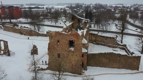 Ruinas-Del-Antiguo-Castillo-Medieval-De-Piedra-De-La-Orden-De-Livonia-Letonia-Aérea-Drone-Top-Shot-Desde-Arriba