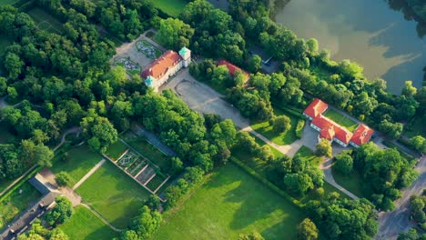 Schöne-Baumallee-Des-Schlosses-Nieborow,-Einer-Barockresidenz-In-Polen
