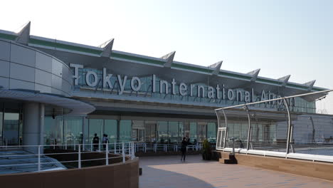 Entrada-Del-Edificio-De-La-Terminal-Y-Cartel-Del-Aeropuerto-Internacional-De-Tokyo-Haneda