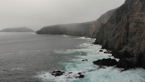 Wellen-Schlagen-Auf-Einer-Klippe-Bei-Ponta-Da-Calheta-Auf-Der-Insel-Porto-Santo