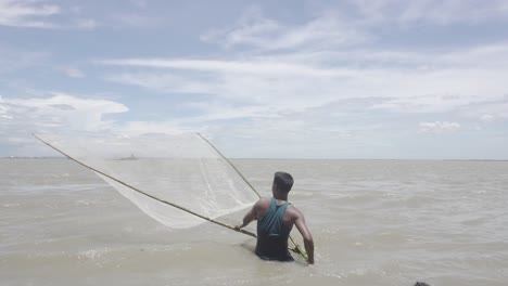 Weitwinkelaufnahme-Eines-Bangladeschischen-Fischers,-Der-Während-Der-Überschwemmung-Im-Fluss-Fischt