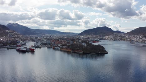 Overview-of-Bergen-harbour,-city-centre-and-Nordnes,-moving-sideways-revealing-Solheimsviken-and-Damsgaard---Aerial-Bergen-Norway