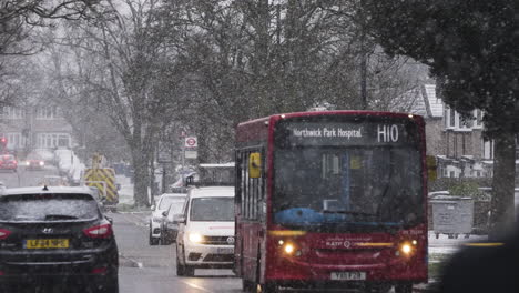Roter-Londoner-H10-Bus,-Der-Im-Schnee-In-London-Vorbeifährt