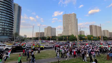 La-Gente-Se-Reúne-En-Mississauga-Para-Protestar-Por-El-Conflicto-Palestino-israelí