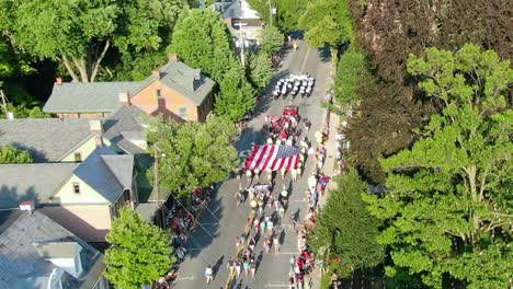 Lititz-Pennsylvania-Desfile-Del-4-De-Julio---Boy-Scouts-Of-America-Llevando-La-Bandera-Americana