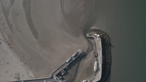 Drohnenaufnahme-Des-Trockenhafens-Und-Strandes-In-Der-Seestadt-Balbriggan-In-Irland-–-Luftaufnahme