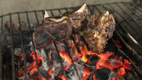Nahaufnahme-Eines-Köstlichen-Steaks,-Das-über-Holzkohlefeuer-Gegrillt-Wird