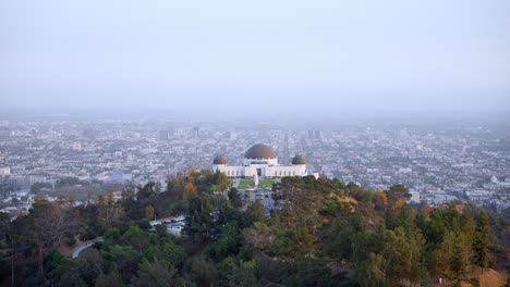 Atemberaubender-Panoramablick-Auf-Das-Griffith-Observatorium-Und-Die-Stadtlandschaft