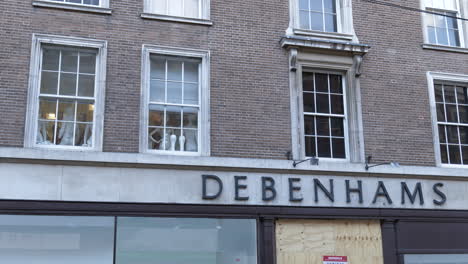 Tienda-De-Debenhams-Cerrada-Con-Ventanas-Y-Puertas-Tapiadas