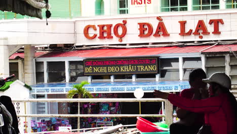 Retail-workers-sharing-a-moment-together-at-Da-Lat-market-Vietnam