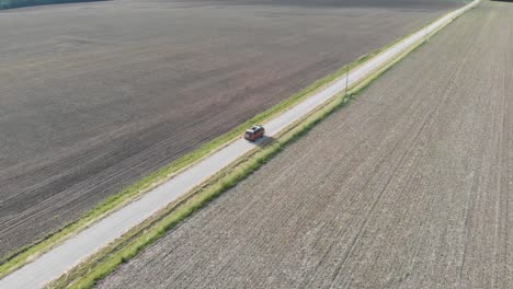 Volkswagen-Vanagon-Wohnmobil-Fährt-Durch-Maisfeld,-Abenteuer-Roadtrip,-Luftdrohne