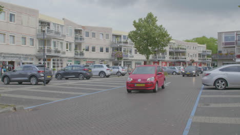 Autos-Que-Salen-Del-Estacionamiento-En-Un-Pequeño-Centro-Comercial-En-Los-Países-Bajos