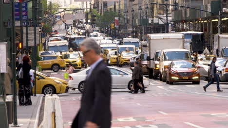 People-Cross-The-Street-In-Midtown-Manhattan,-NYC,-U