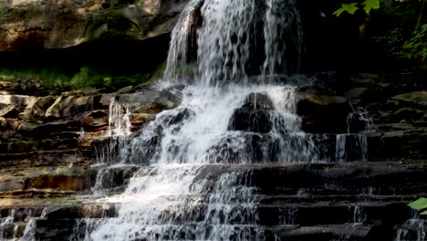 Ein-Sprudelnder-Wasserfall-Inmitten-Einer-Stadtlandschaft