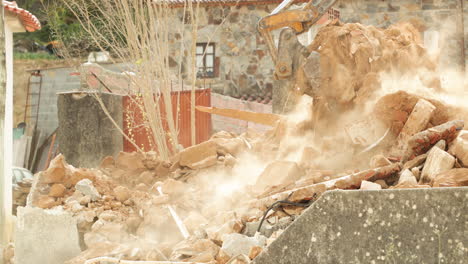 Bagger-Transportiert-Trümmer-Eines-Zerstörten-Betonhauses