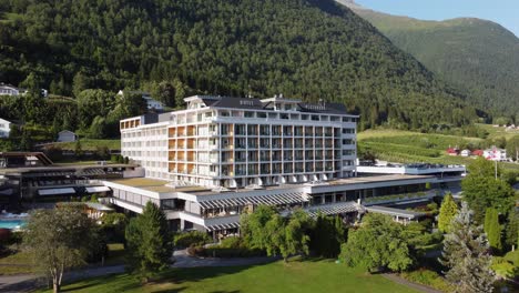 Hotel-Alexandra-Loen---Edificio-Y-Alrededores-Al-Atardecer---Antena-Ascendente-En-Movimiento-Hacia-Arriba-En-Una-Hermosa-Luz---Noruega