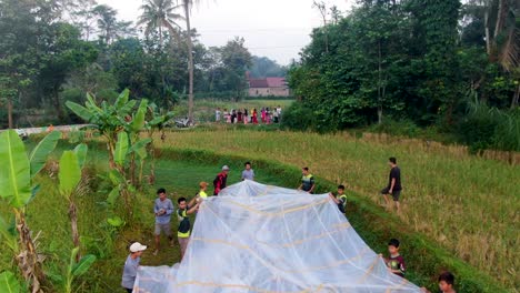 Indonesian-villagers-inflating-hot-air-balloon-to-celebrate-Muslim-holiday