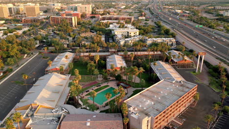 Luftaufnahme-Eines-3-Sterne-Hotels-Mit-Swimmingpool-In-Tucson