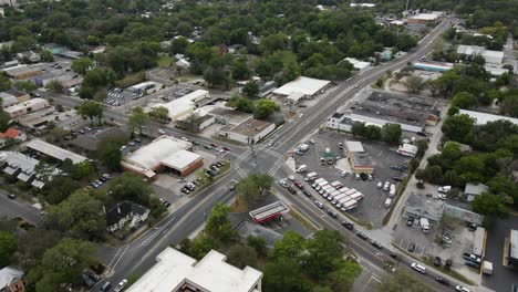 Antena-De-Intersección-Americana:-Intersección-De-N-Main-St-Y-Nw-8th-Ave-En-Gainesville,-Fl