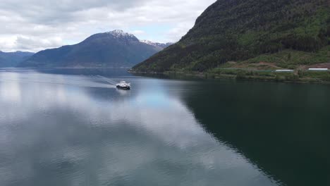 Vista-Aérea-Lejana-Del-Ferry-Alimentado-Por-Batería-Kinsarvik-Navegando-Por-El-Fiordo-Hardangerfjord